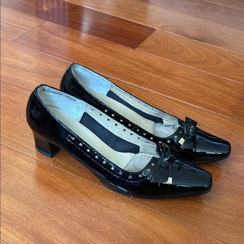 Ros Hommerson Black Patent Leather Heels with Bow